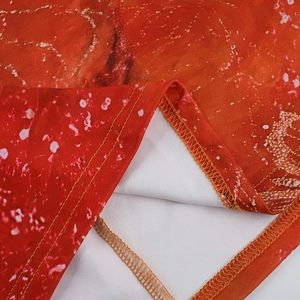 Détail de la couture à double aiguille sur la robe courte dos nu à imprimé fleuri