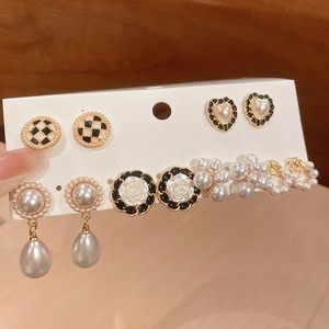 Set di 6 paia di orecchini vintage con perle e fiori su scheda di presentazione