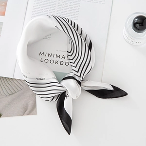 Foulard en soie chic à rayures noir et blanc avec imprimé FLOWER et accessoires minimalistes