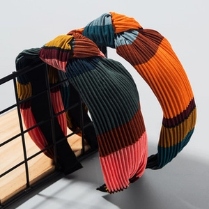 Détail de serre-têtes baroques avec textures de tissus plissés rétro multicolores