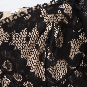 Elegante abito da donna con scollo quadrato, pizzo nero e lunghe maniche a sbuffo