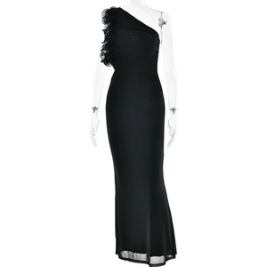 Élégante robe longue noire à une épaule avec fleur en dentelle et coupe ajustée
