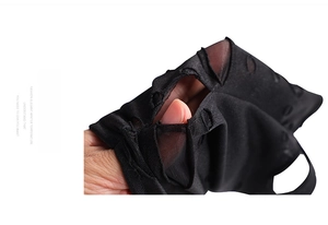 Dettaglio di guanti neri strappati in maglia stile punk e gotico per cosplay