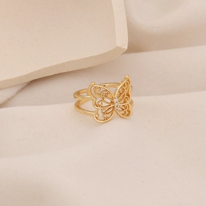 Makroaufnahme Goldener Schmetterling Ring mit filigranen Flügeln und Zirkonia-Details