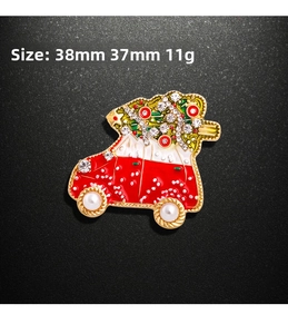 Détail broche voiture de Noël avec sapin strass indiquant la taille 38mm x 37mm