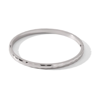 Vue macro détaillée du bracelet en acier inoxydable argenté avec motif de losanges