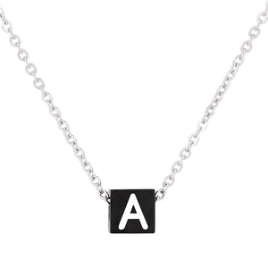 Collier minimaliste avec pendentif cube noir et lettre A blanche en acier inoxydable