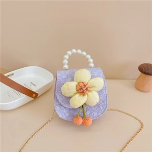 Détail du sac enfant en tissu violet avec fleur 3D, poignée perle et chaîne métal