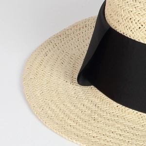 Chapeau de paille à sommet plat avec large ruban gros-grain noir pour voyage d'été