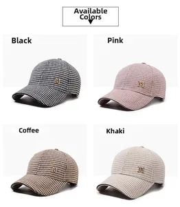 Détail de quatre casquettes de baseball à motif pied-de-poule avec logo M en métal
