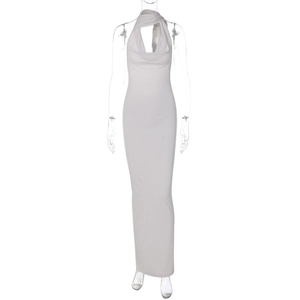 Détail de la robe moulante blanche dos nu avec un décolleté drapé élégant et une coupe ajustée