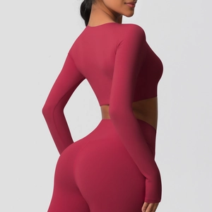 Vue détaillée de la manche du ensemble yoga rouge foncé avec passe-pouce et tissu mat