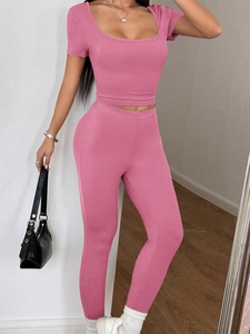 Completo yoga rosa a costine con top a maniche corte scollo a U e leggings da donna