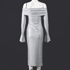 Détail de la robe à paillettes argentées à manches longues et couture taille sur le dos