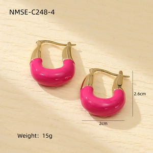 Dettaglio orecchini a U in smalto rosa e oro con dimensioni di 2,6cm per 2cm