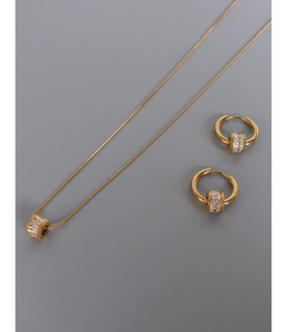 Details des goldfarbenen Halsketten- und Ohrringsets mit quadratischem Zirkonia-Besatz