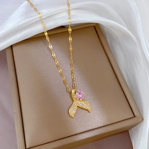 Elegante collana a coda di pesce dorata con zircone rosa e pietre chiare su seta