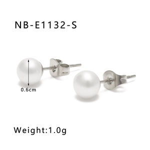 Detail view of 0.6cm pearl stud earrings in stainless steel with measurement and weight