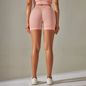 Gros plan du short de yoga sans couture rose à taille haute et texture respirante
