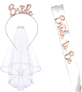 Détail du serre-tête Bride or rose avec voile blanc et écharpe en satin Bride to Be