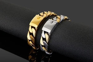 Détail macro de bracelets à mailles cubaines plaqués or et argent avec fermoirs pliants