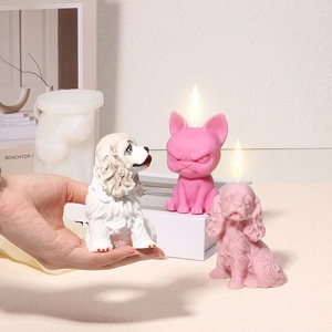 Detail van 3D levensechte honden geurkaarsen in cocker spaniel en bulldog vormen