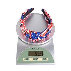 Gros plan du bandeau noué Independence Day avec motif drapeau américain et strass pesant 55,5g