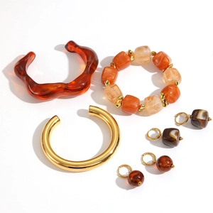 Retro resin and gold metal bracelet set with amber beaded jewelry for a vintage look