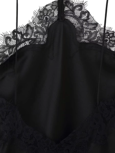 Vue détaillée de la bordure en dentelle noire et du tissu en satin lisse sur la robe