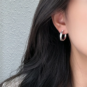 Eleganti orecchini a cerchio a forma di C in argento sterling S925 su modella lucida