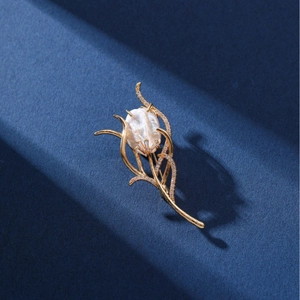 Elegant Tulip Flower Brooch For Women Gold Plated Copper With Large Artificial Baroque Pearl And White Zirconia Rhinestone Pin Gift