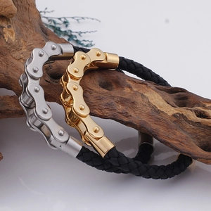 Detailansicht von Fahrradketten-Lederarmbändern mit Magnetverschluss in Silber und Gold