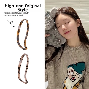 Detail of slim leopard print acetate headbands with non-slip teeth and tortoise texture