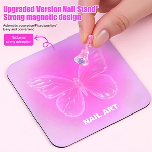 Dettaglio del supporto magnetico per nail art con base in acrilico rosa e ventosa