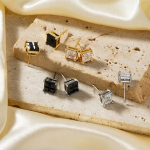 Orecchini a perno quadrati in zircone oro e argento su pietra e seta raffinata