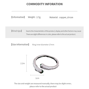 Vue détaillée d'une bague zircon géométrique avec pierres vertes et fini argent