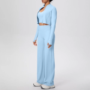 Détail d'un ensemble de yoga bleu clair avec manches passe-pouce, veste zippée et pantalon