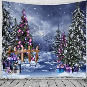 Detail van een kersttapijt met een winters tafereel met een kerstboom en paarse geschenkdozen