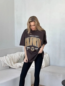 Oversized καφέ βαμβακερό t-shirt με γραφικά American street και τύπωμα με αετό