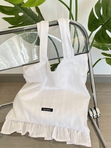Sac fourre-tout minimaliste en toile blanche avec bordure à volants et bandoulières