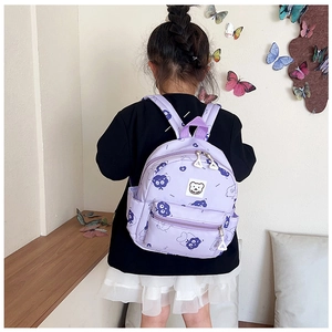 Vista posteriore di uno zaino viola chiaro con cartoni animati indossato da un bambino
