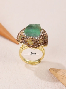 Anillo punk ajustable bañado en oro con fluorita verde en bruto y cristales marrones