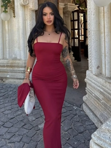 Détail de la robe caraco rouge foncé ajustée avec fines bretelles et silhouette élégante