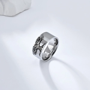 Vue détaillée d'une bague en acier argenté avec motif gravé de l'arbre de vie noir