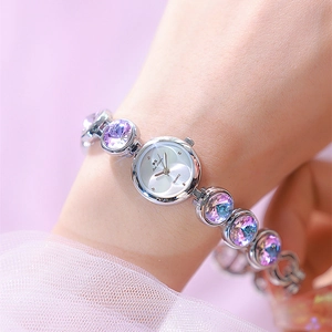 Montre à quartz pour femme avec boîtier argenté et bracelet en cristal violet