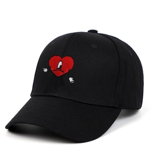Détail de la broderie cœur rouge sur une casquette de baseball noire en sergé de coton