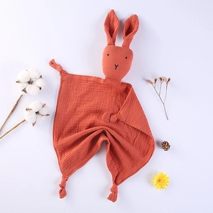 Détail d'un doudou lapin en mousseline de coton avec coins noués et longues oreilles