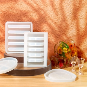 Stampi in silicone per sottobicchieri in resina con pezzi floreali su superficie in legno