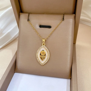 Détail du pendentif rose dorée serti de cristaux dans un coffret cadeau de luxe