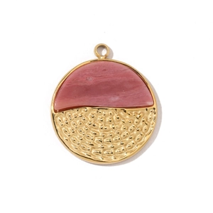 Makroaufnahme von rundem rosa Stein und gehämmertem Edelstahl-Anhänger in Gold